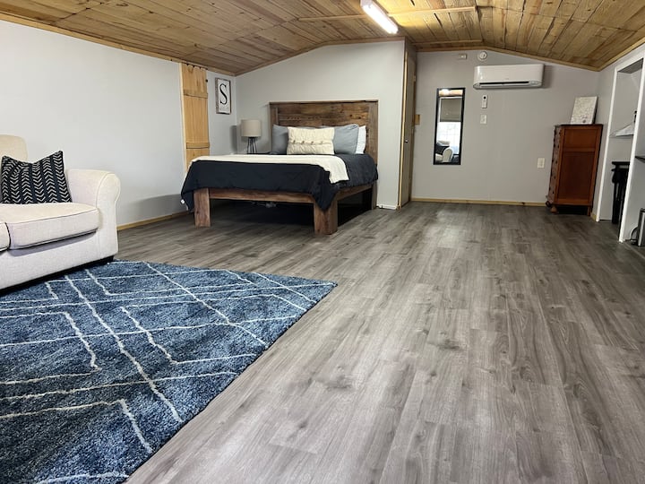 Studio space on mini farm with highland cows Barns for Rent in