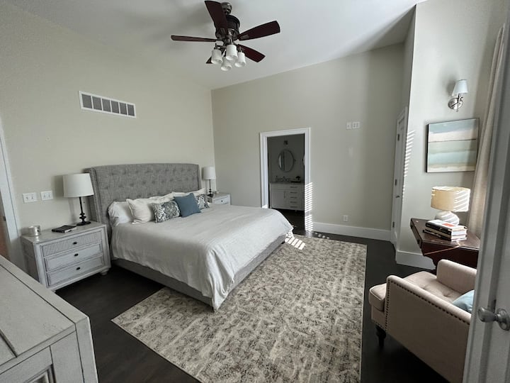 Ფართო მთავარ საძინებელში დგას მდიდრული საწოლი, მისი და მისი ცალკე კარადები, უჯრების დიდი გულმკერდი და სააბაზანო