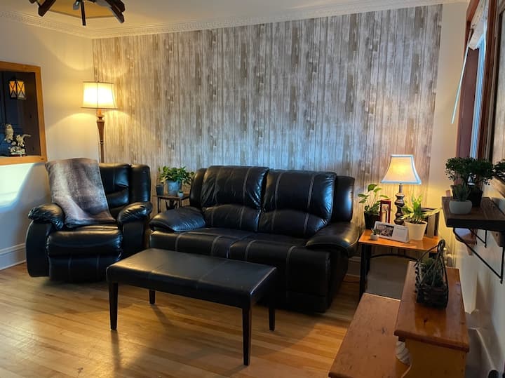 The Executive Dollhouse W/pool & (4-season)hot Tub - Greater Sudbury