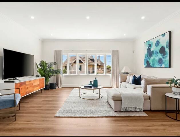 Luxury Vaucluse house, walk to beach, 10min to CBD gallery image 2