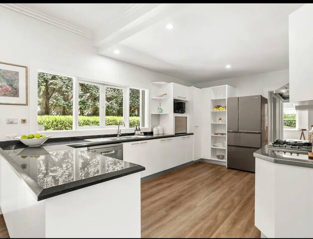 Luxury Vaucluse house, walk to beach, 10min to CBD gallery image 5