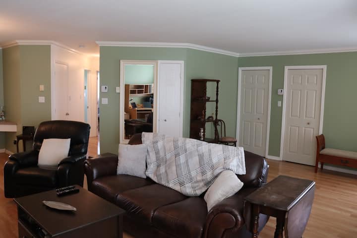 King Bed | Hot Tub | Sleeps 4 - Longueuil