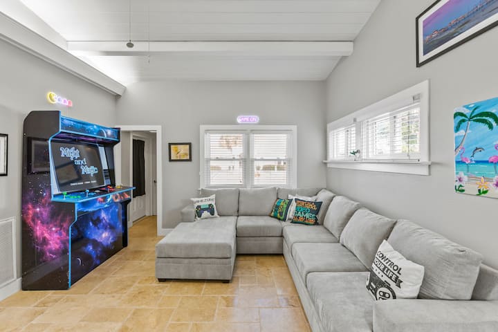 La Isla Vida: Private Pool, Game Room & Backyard - Galveston
