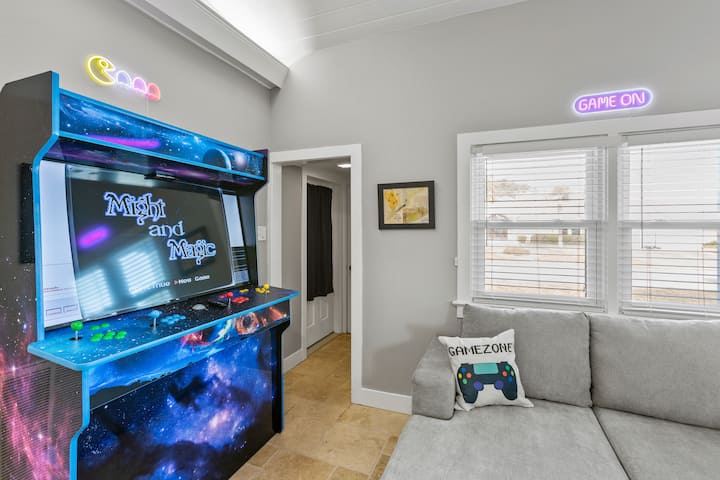 La Isla Vida: Private Pool, Game Room & Backyard - Galveston Island, TX