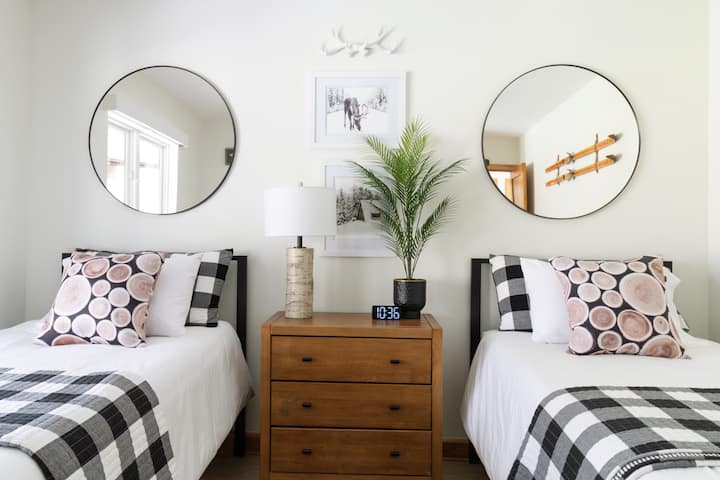 La camera da letto n. 3 dispone di 2 letti singoli, una cassettiera, un armadio e un ventilatore a soffitto.