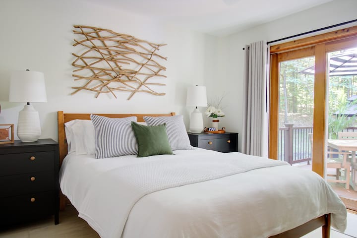 La camera da letto n. 2 dispone di un letto matrimoniale con 2 cassettiere, armadio, ventilatore a soffitto e ingresso privato al ponte inferiore.