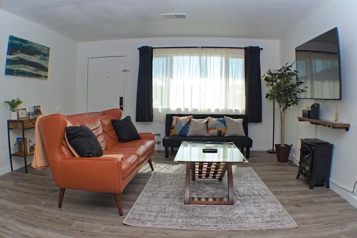Cozy Mid-century Inspired Suite By Sacramento & Sf - Vacaville, CA