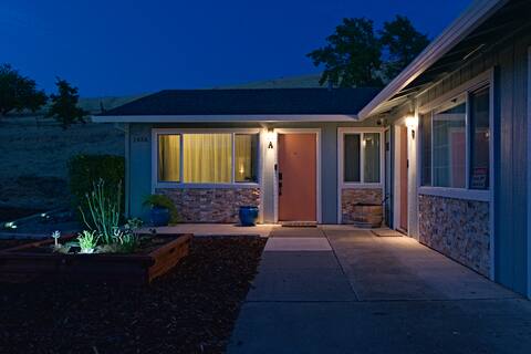 Cozy Mid-Century Inspired Suite By Sacramento & SF