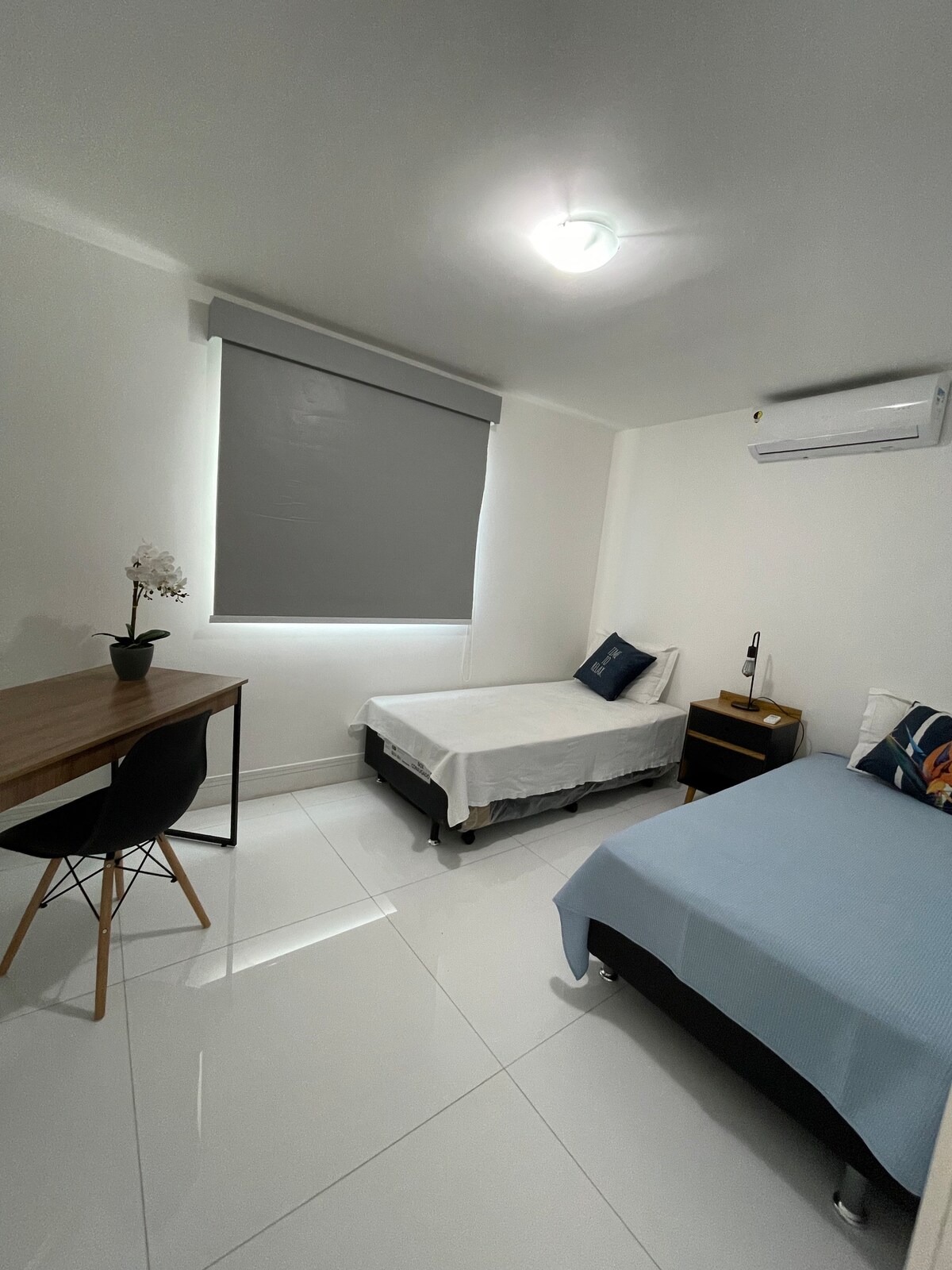 Slaapkamer 6: 2 eenpersoonsbedden, airconditioning, rolluik.