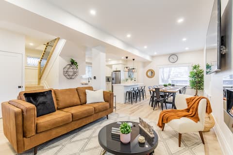 Family Oasis W/ GameRoom/King Bed/Hot Tub/Pool