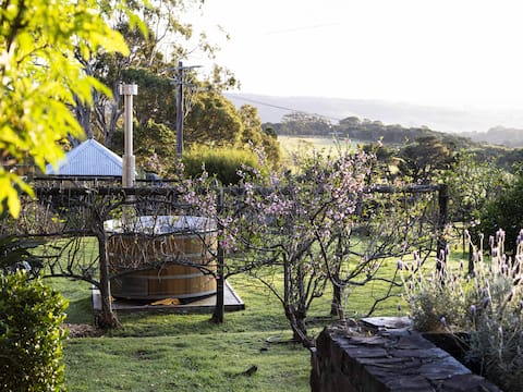 Jamberoo Valley Farm Ocean View Cottage w/ Hot Tub