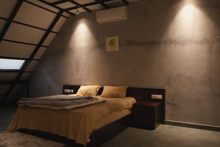 חדר שינה אחד עם מיטת קווין סייז. מזרן נוסף מסופק על פי בקשה. 