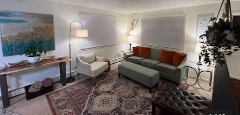 Airport & Sunsets-2 BR home-Covered parking-WiFi