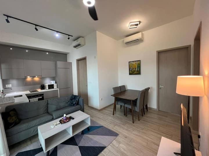 500 M To Jurong East Mrt, 2br Space - Singapura