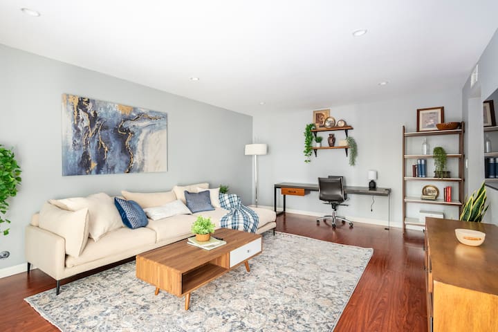 King bed Silicon Valley haven w/ pool and parking!