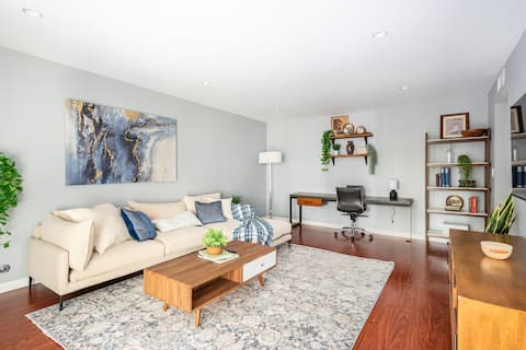 King bed Silicon Valley haven w/ pool and parking!