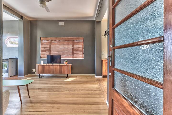 Art deco with Mountain Views gallery image 4