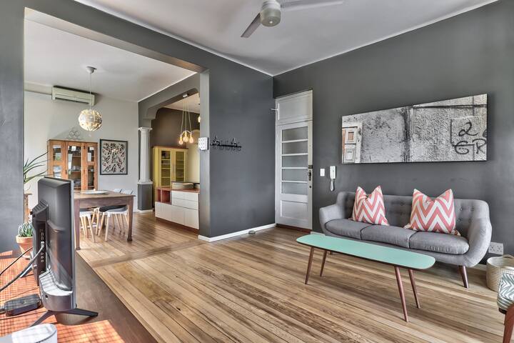 Art deco with Mountain Views gallery image 3