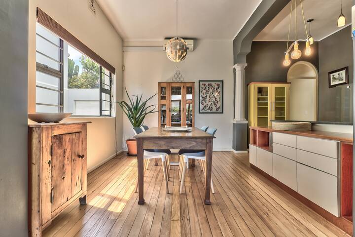 Art deco with Mountain Views gallery image 5