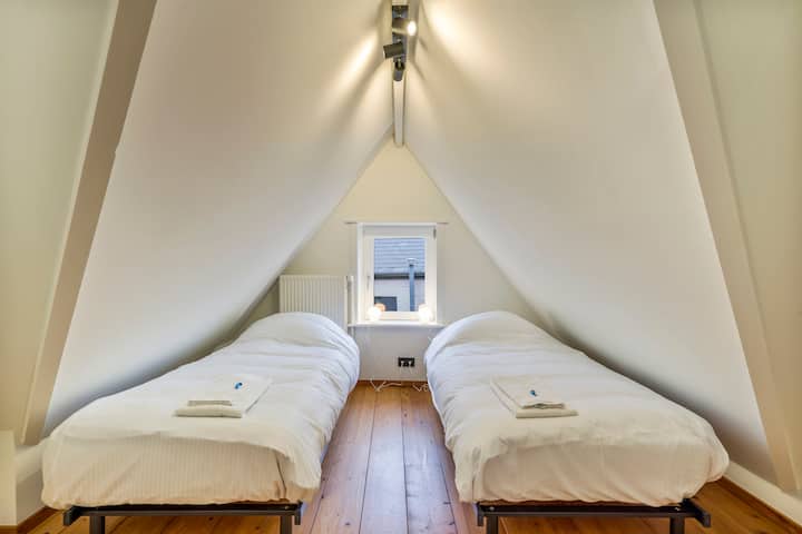 Универсално спално помещение, предназначено за удобно настаняване на гости или членове на семейството, осигурявайки спокойна и привлекателна атмосфера.