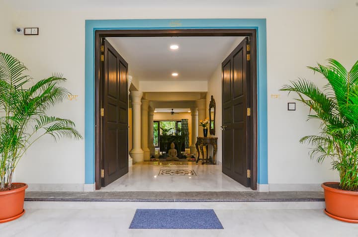 As you enter the villa you are welcomed with a beautiful scultpure of Lord Buddha in a calm and meditative pose and this sets your tone for the rest of your stay at Casa Feliz