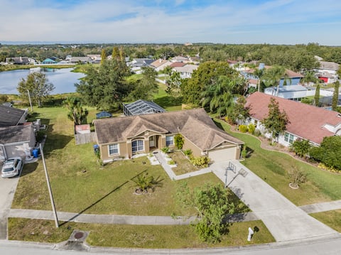 Entire home, Heated Pool, Lake view, and Gazebo!
