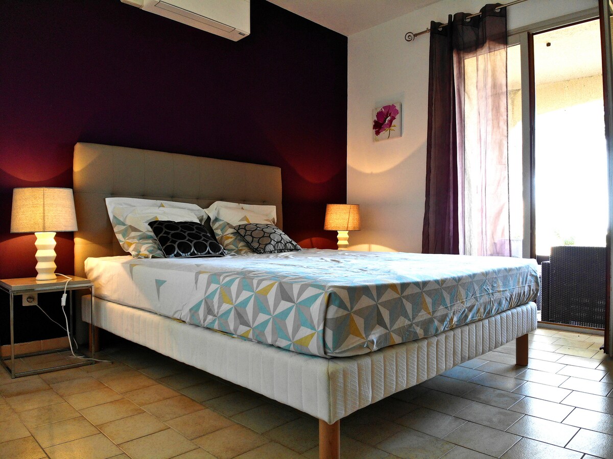 спална соба 1 брачен кревет (широк 150 -