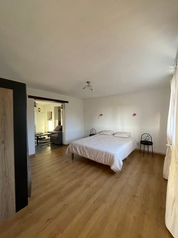 חדר שינה ראשי של דירת הנופש בקיטי - Kity Caravann Inn, אתר מחנאות ברמת 3 כוכבים בדון סור מיוז