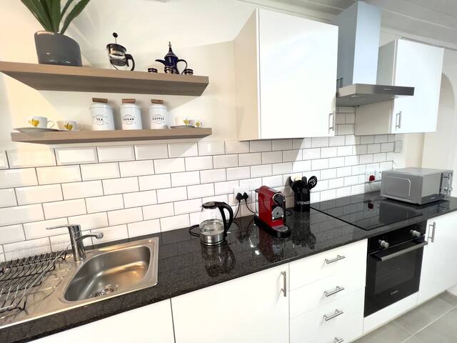 Modern 8-sleeper home in trendy Observatory. gallery image 4