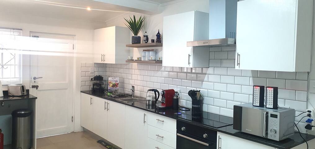 Modern 8-sleeper home in trendy Observatory.