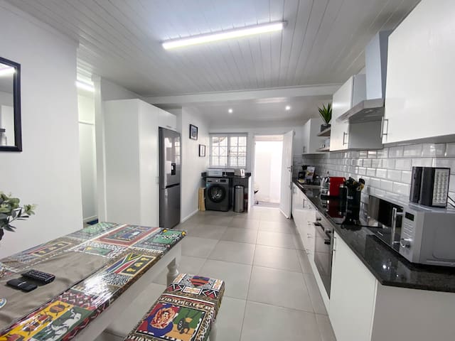 Modern 8-sleeper home in trendy Observatory. gallery image 2