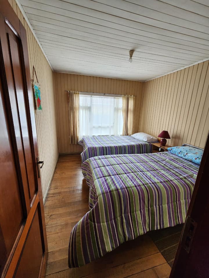 Camera 2: Dotata di due letti singoli, ciascuno di 190 cm di lunghezza e 105 di larghezza, ideale per un comodo riposo.