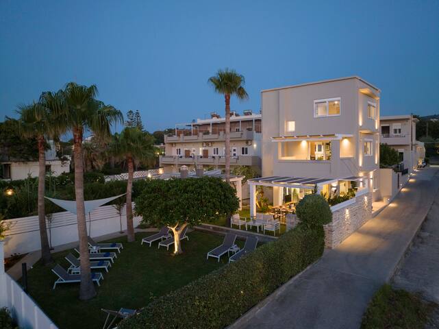 Sea La Vie. Beach house with private garden gallery image 3