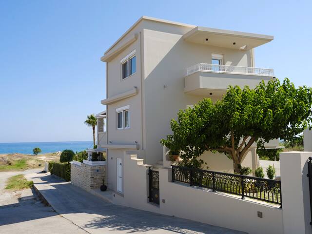 Sea La Vie. Beach house with private garden gallery image 2