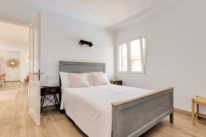 O quarto 1 dispõe de uma cama king size, ar condicionado, guarda-roupas embutidos e um banheiro privativo com pias duplas e um espaçoso chuveiro walk-in - projetado para conforto e uma estadia relaxante, estilo hotel