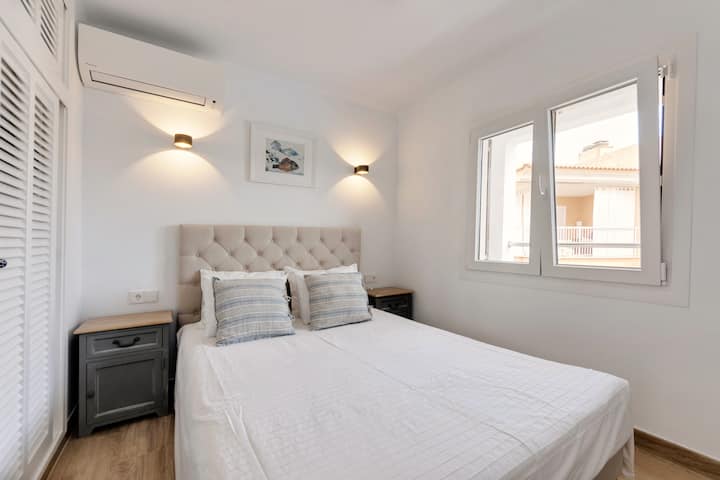 O quarto 3 com cama de casal dispõe de ar condicionado e guarda-roupas embutidos, proporcionando um espaço confortável e organizado para uma estadia tranquila