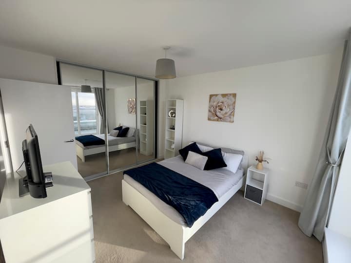 Top floor apartment with balcony & FREE Parking! Apartments for Rent