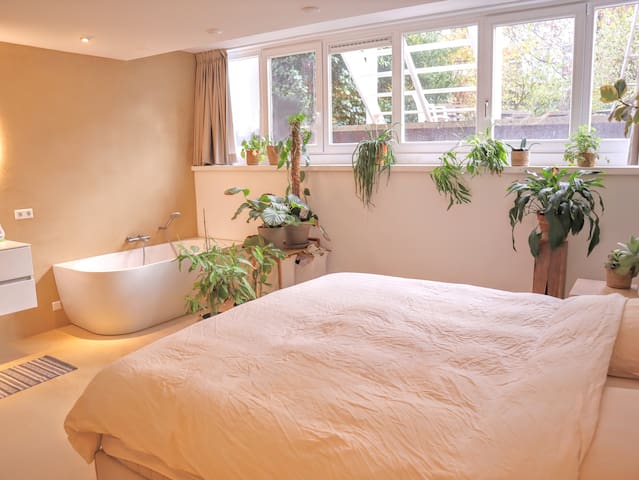 Spacious Luxury Central Family Apartment (170 m²)