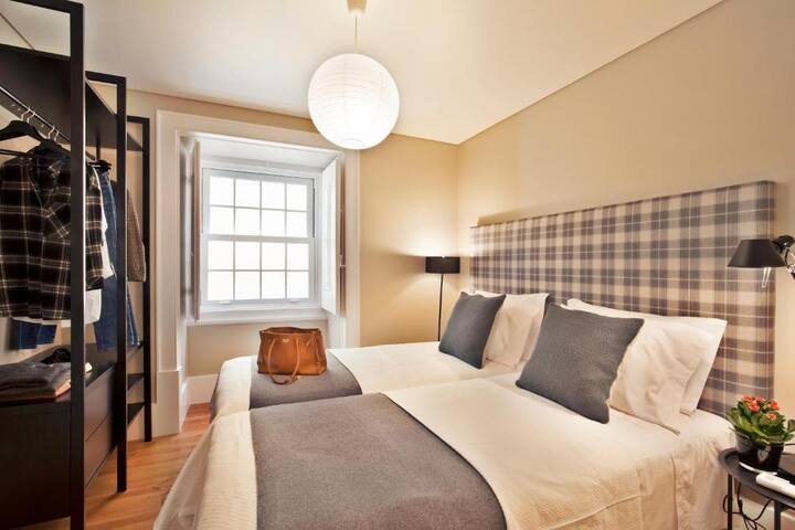 NEW! Downtown Apt Premium T3 | LIFT by LFS gallery image 4