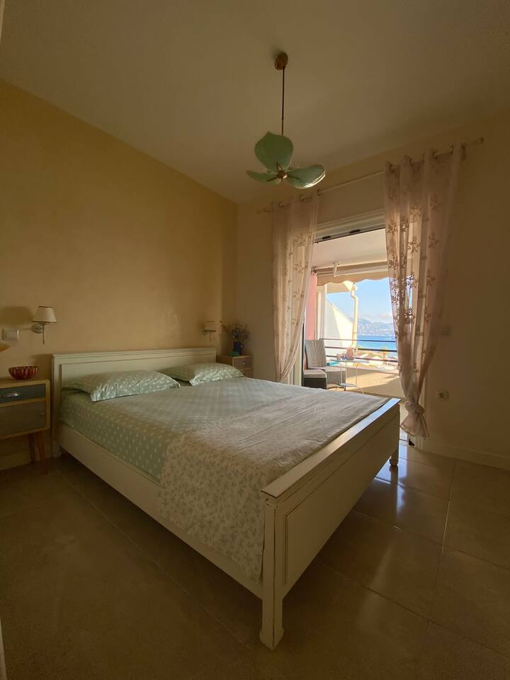 חדר שינה זוגי בסגנון רומנטי 
ומרפסת עם נוף לים