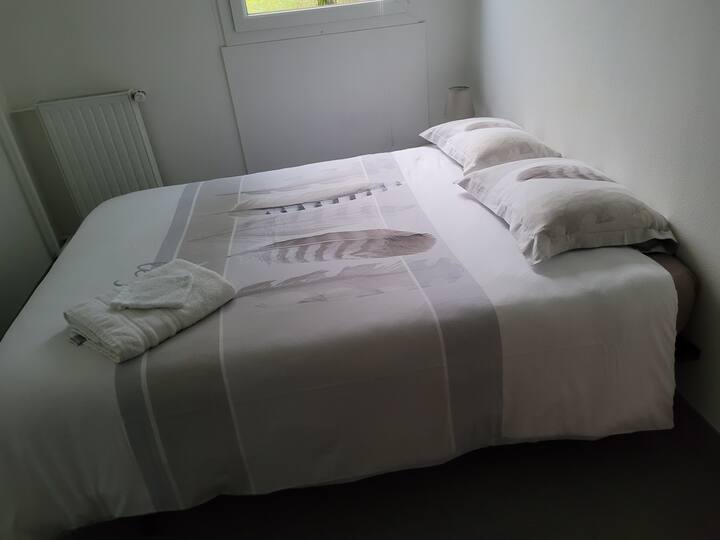 חדר שינה 2 : 1 מיטה 140 + מיטת תינוק + מלתחה 2 דלתות + שולחן כתיבה עם כיסא