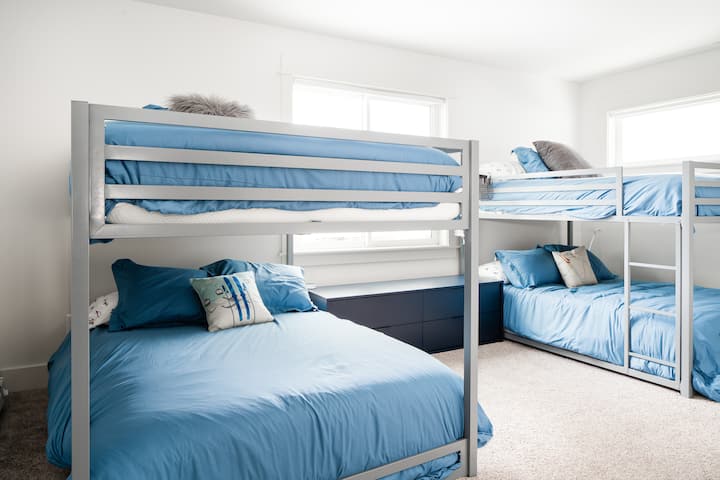 二楼双层床房。4 -全尺寸双层床