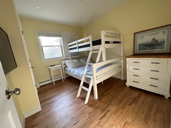 Cama completa con litera doble.