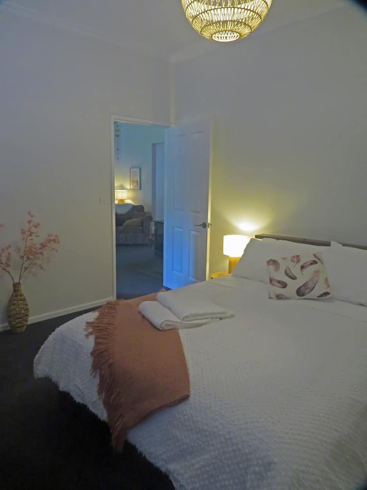 The Queen Bedroom 2
