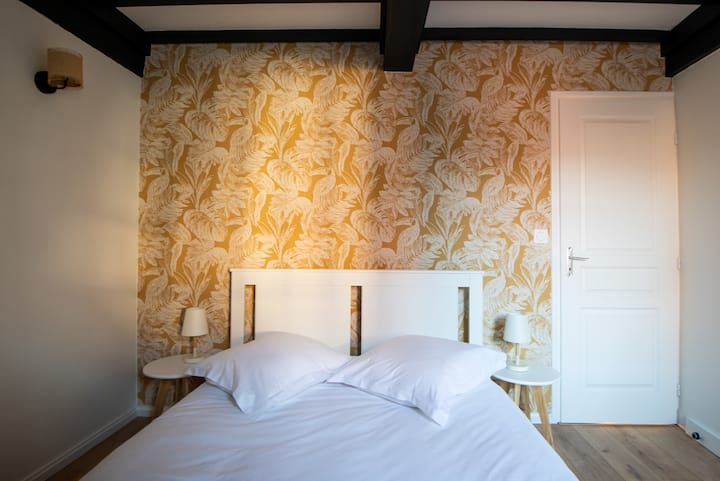 五彩缤纷地毯的双人卧室