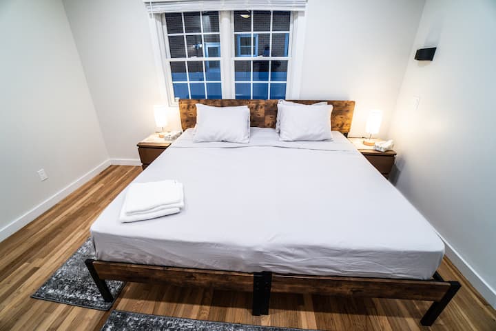 Dormitorio principal con cama tamaño king