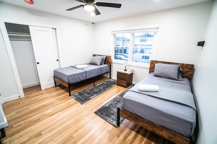 Dormitorio 2 con dos camas individuales y dos ventanas en la habitación