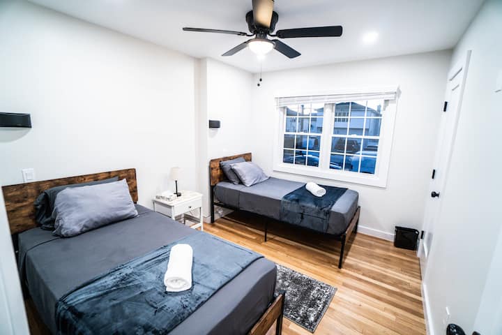 Dormitorio 3 con dos camas individuales y una sola ventana