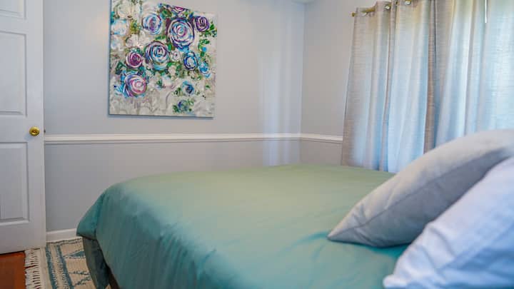 غرفة نوم بمقاس كبير في الطابق الأول