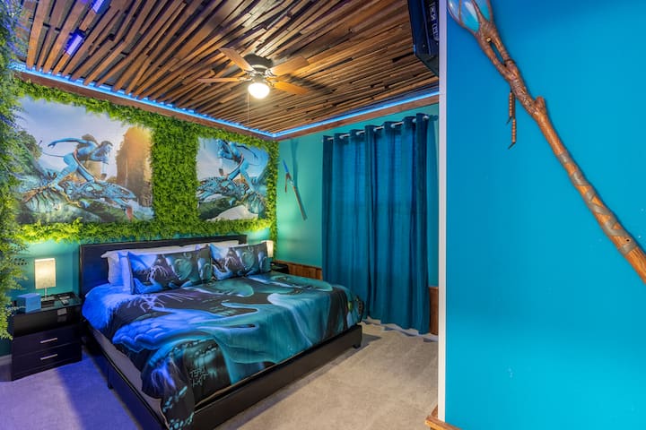 En la mágica Pandora, conocerás a las criaturas más altas e inteligentes de todos los tiempos. Entrar en este nuevo mundo te dará piel de gallina. Este fantástico dormitorio tiene LED, cama tamaño king, dos mesitas de noche, lámparas de noche, ventilador de techo, decoración de pared.